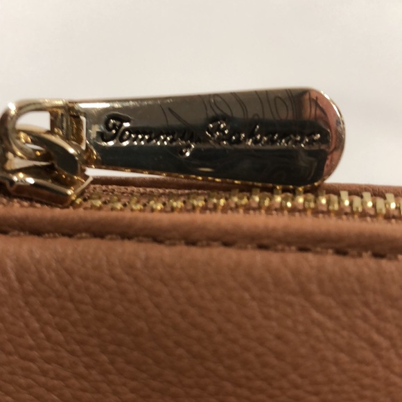 Tommy Bahama caramel brown leather shoulder bag in like new condition #pockets! - Picture 2 of 12